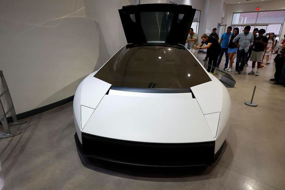 Tesla Roadster ကို Los Angeles ရှိ Petersen Museum မှာ ပထမဆုံး အများပြည်သူကြည့်ရှုနိုင်ပြီ