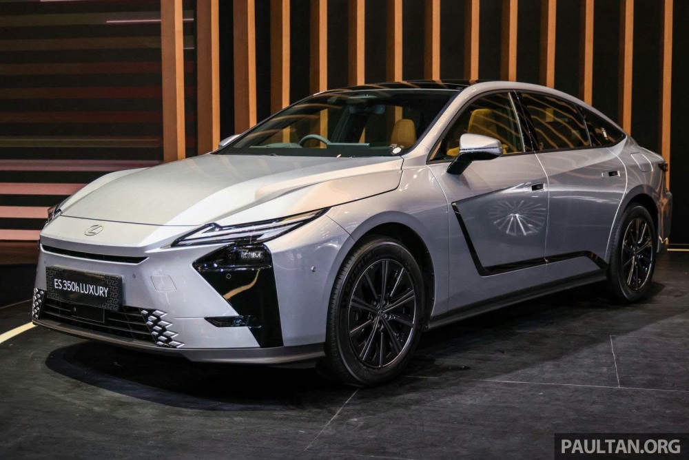 မျိုးဆက်သစ် Lexus ES 2026 ကို အင်ဒိုနီးရှားမှာ မိတ်ဆက်ပြသ — Hybrid နဲ့ EV ဗားရှင်းနှစ်မျိုး ရရှိနိုင်