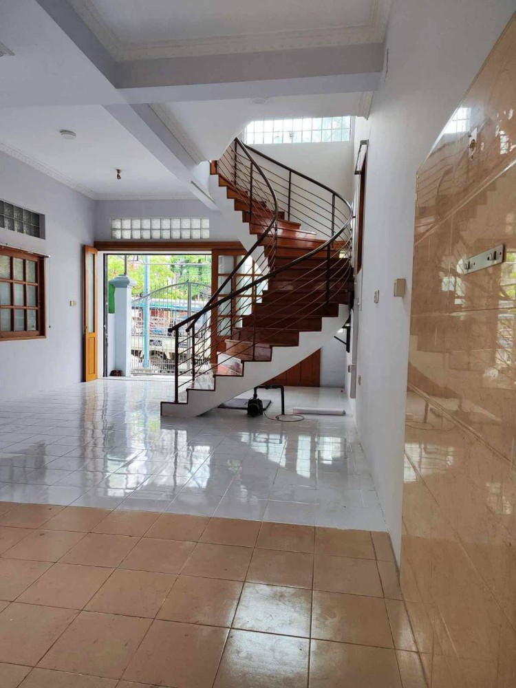 မြေကွက် ၊ ခြံ