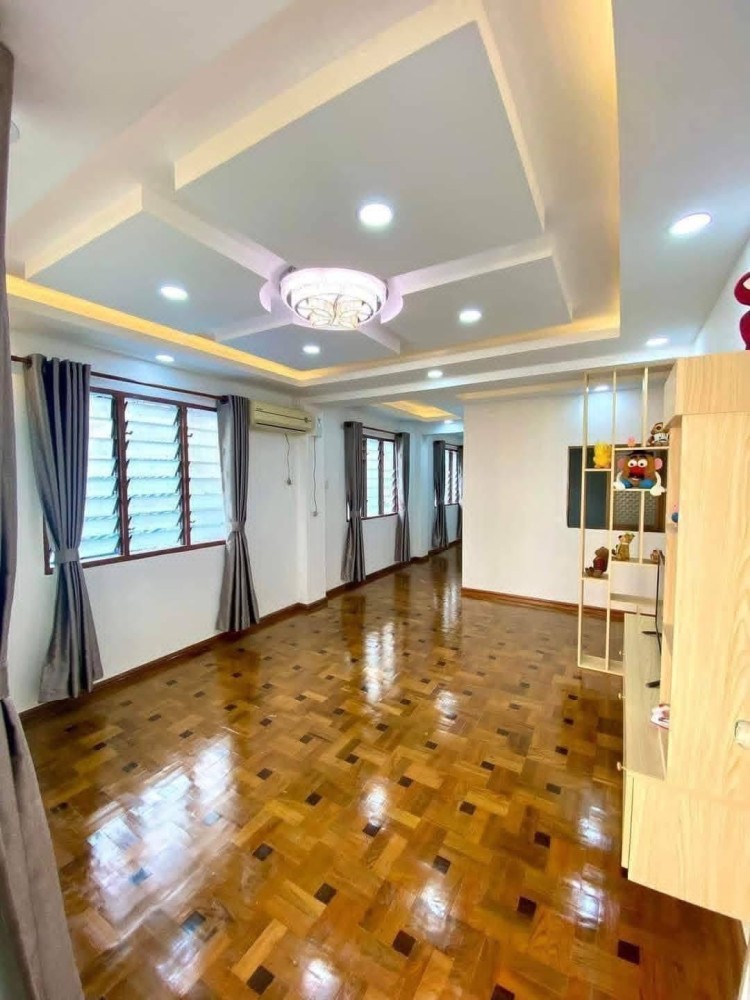 မြေကွက် ၊ ခြံ