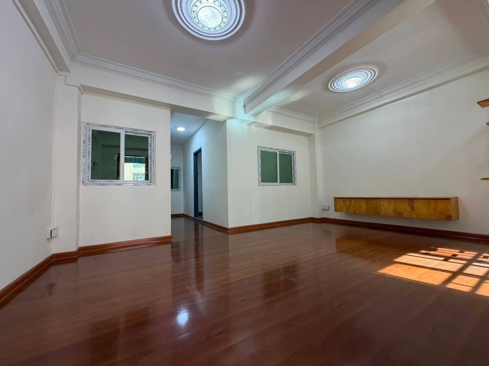 မြေကွက် ၊ ခြံ