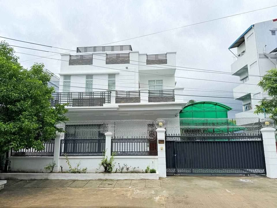 မြေကွက် ၊ ခြံ